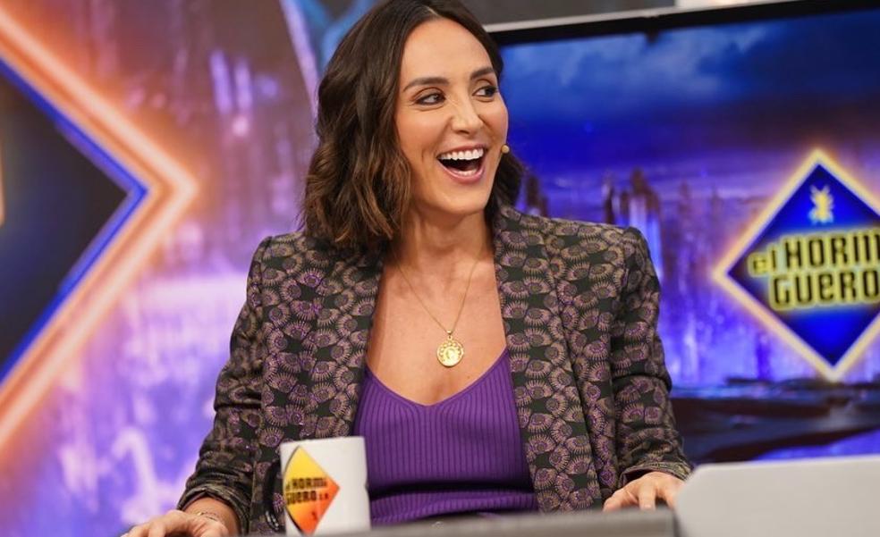 Tamara Falcó combina sus pantalones de Zara favoritos con una blazer estampada y arrasa en televisión