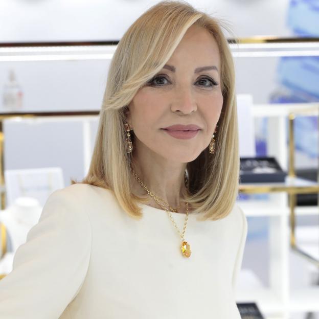 Carmen Lomana revoluciona Instagram con un conjunto estampado made in Spain que favorece y tienen ya todas las influencers