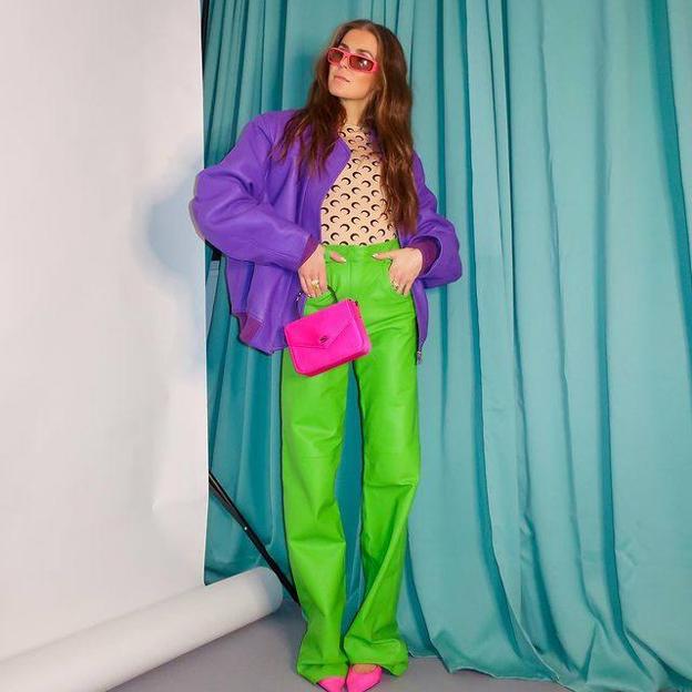 Gabardinas, pantalones y tops: las prendas efecto piel de colores que marcan tendencia y más favorecen a un precio muy asequible