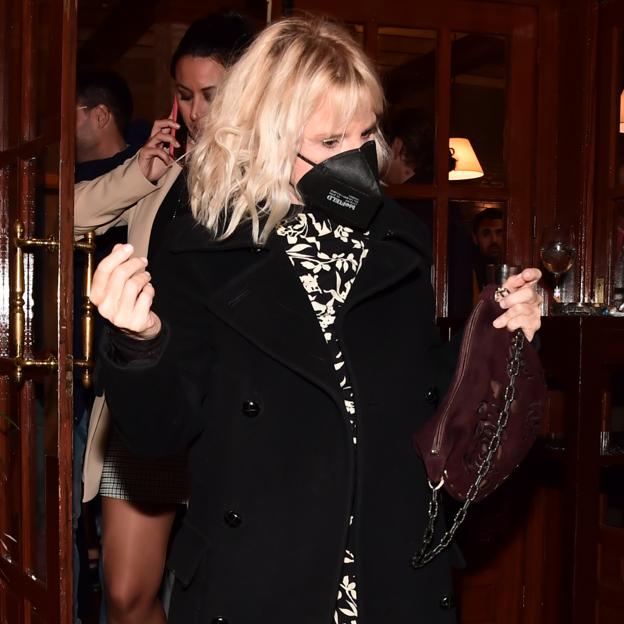 Encontramos en Mango el bonito vestido de flores de Eugenia Martínez de Irujo que rejuvenece y queda de lujo con botines negros