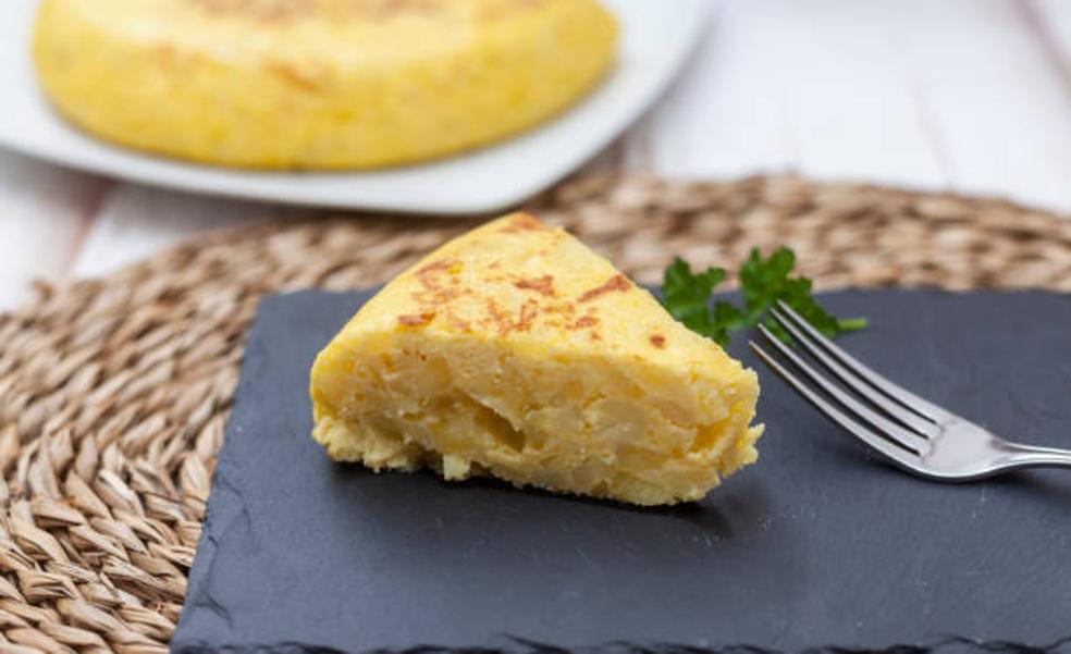 La tortilla de patata perfecta se consigue con estos trucos fáciles y sencillos que funcionan siempre (y ya utilizaban tu madre y tu abuela)