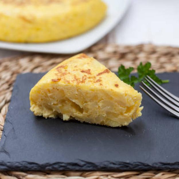 La tortilla de patata perfecta se consigue con estos trucos fáciles y sencillos que funcionan siempre (y ya utilizaban tu madre y tu abuela)