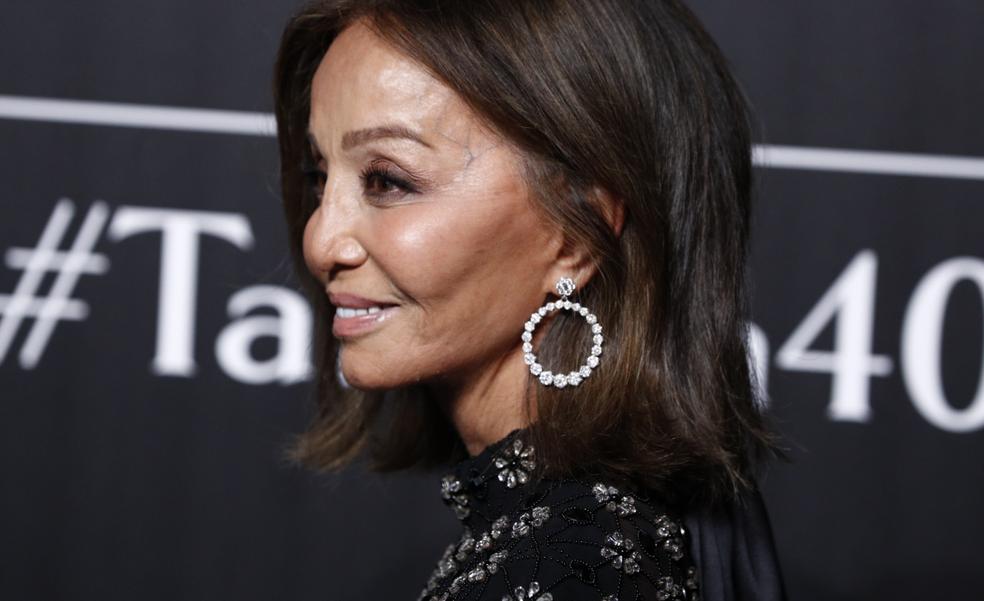 El impresionante y rejuvenecedor look rojo de Isabel Preysler: un traje de chaqueta y camisa satinada que puedes comprar en Zara