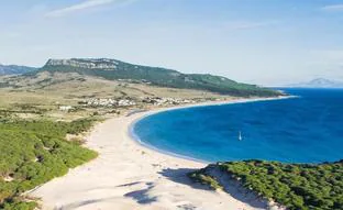 Tarifa, la capital del viento con las mejores playas y olas para hacer windsurf (y uno de los pueblos con la historia más sorprendente de España)