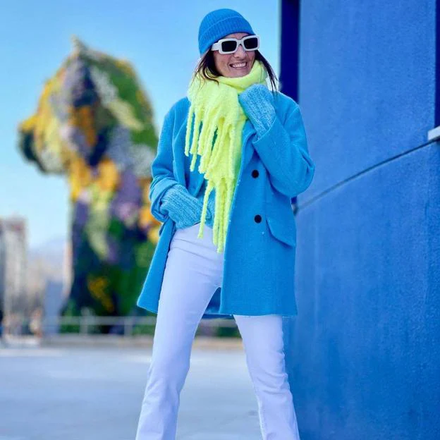 El abrigo azul y que más favorece para hacer la transición la primavera | Mujer Hoy