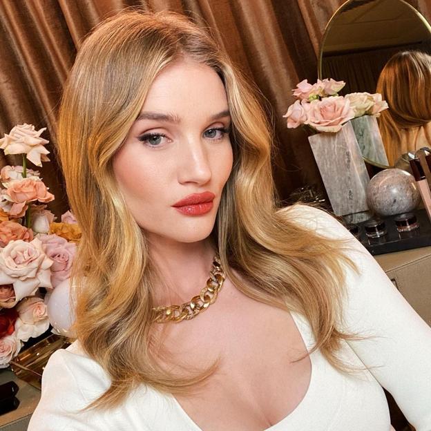 Expensive blonde, el color de pelo multidimensional que triunfa entre las famosas y que consigue el rubio perfecto