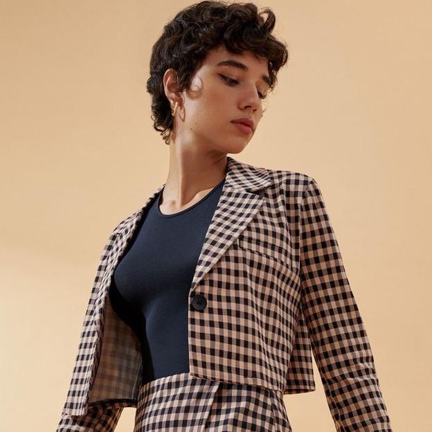 El conjunto baratísimo de Primark de blazer y falda muy ponible y favorecedor que estiliza y sienta de maravilla