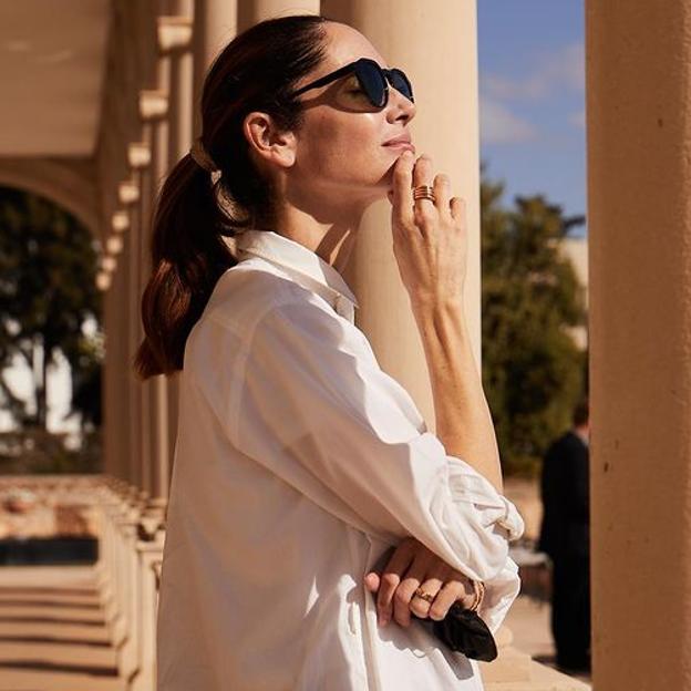 Vaqueros rotos y jersey naranja: el look cómodo y rejuvenecedor de Eugenia Silva muy fácil (y barato) de copiar