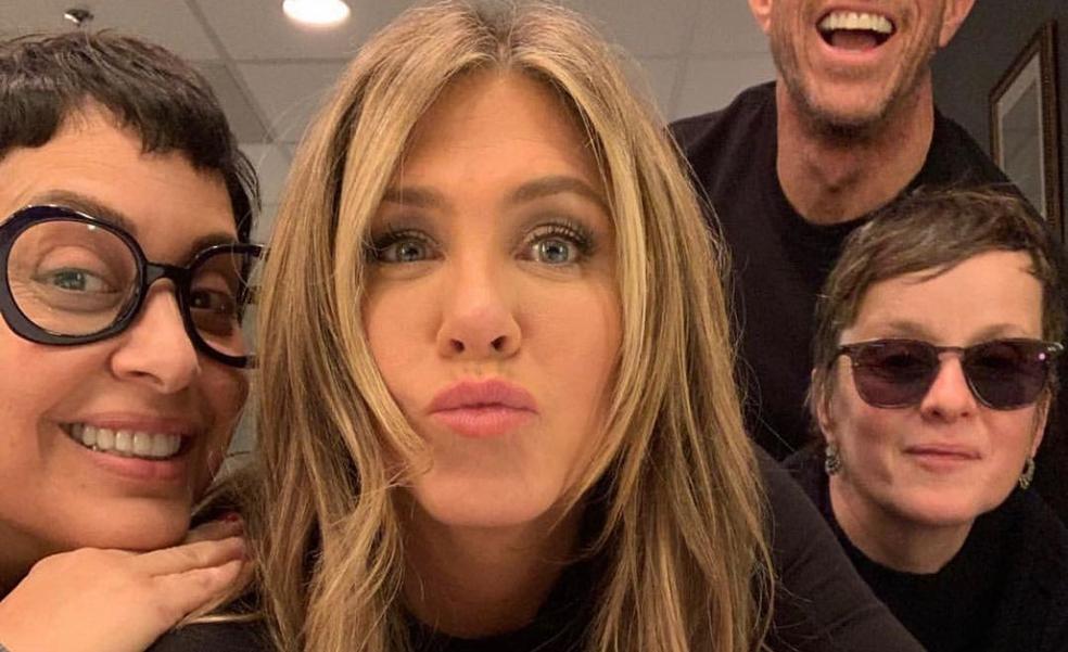 Jennifer Aniston se corta el pelo y se pasa al flequillo cortina que sienta genial tengas la edad que tengas