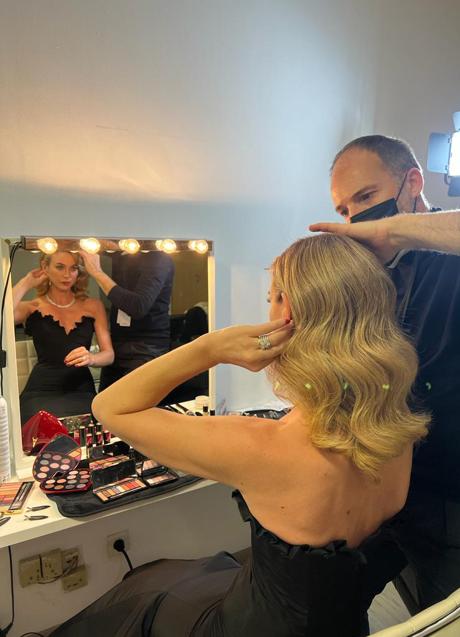 LANCÔME. Roberto Siguero retoca a Marta Hazas en los Premios Forqué.