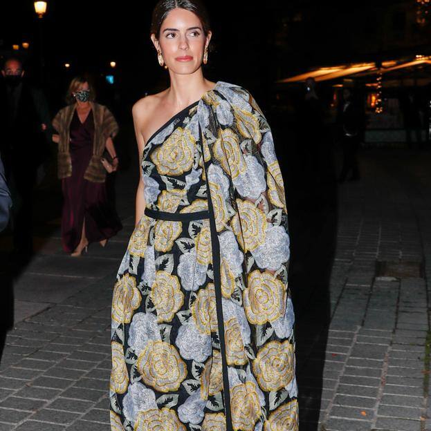 El precioso vestido midi de punto dorado que ha llevado Sofía Palazuelo a la ópera lo puedes copiar en Zara (y nos hace soñar con noches de verano)