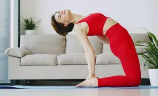 Ustrasana (o pose del camello), la asana del yoga que mejora tu postura