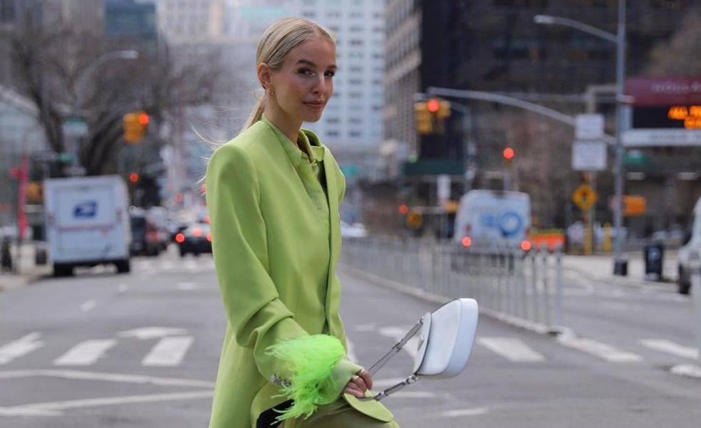 Un traje verde y una camisa con plumas: la copia low cost del look de influencer más estiloso y favorecedor de Instagram