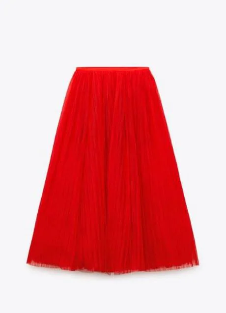 La falda de tul roja de Zara agotada y una chaqueta negra: el look low cost  que rejuvenece a los 50 y arrasa en Instagram