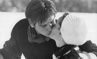 Suicidios y rupturas por carta: así se amaron y se destrozaron Romy Schneider y Alain Delon, en la historia de amor más trágica y bella del cine europeo