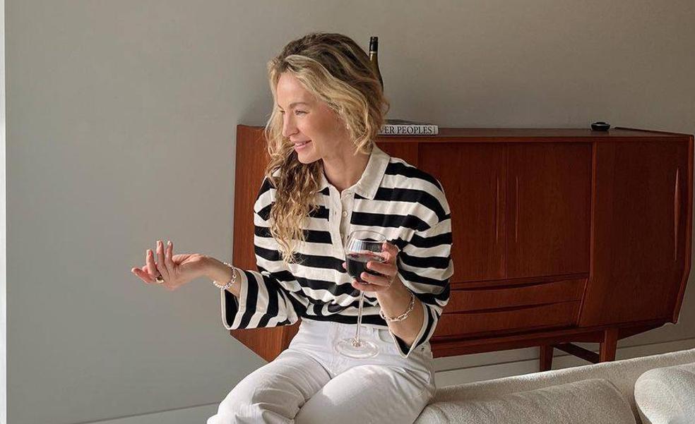 Polo de rayas y pantalón blanco: el look de influencer fácil de copiar que triunfa en Instagram