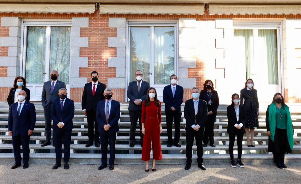 La reina Letizia sí que sabe cómo se llevan los pantalones culotte para estilizar los tobillos y alargar las piernas