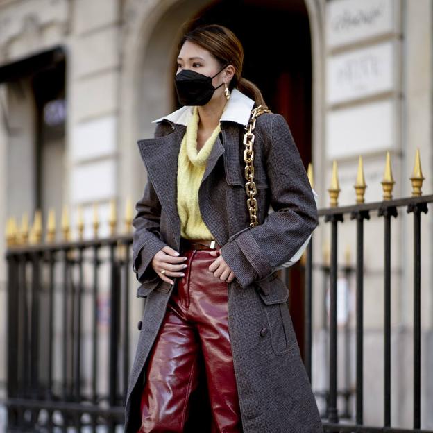 Unos pantalones o unos legging de efecto piel son la mejor elección para rejuvenecer tus looks a cualquier edad