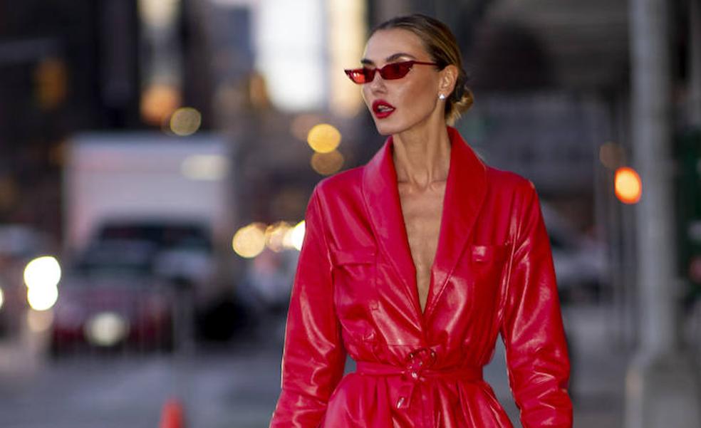 El total look rojo que triunfa entre las influencers porque es súper favorecedor y muy ponible