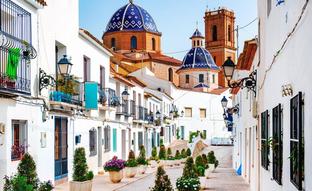 Altea, el pueblo blanco de Alicante que es más bonito que Santorini (y dónde hacer las fotos más impresionantes para arrasar en Instagram)