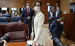 Por qué Isabel Díaz Ayuso elige para su batalla más importante la chaqueta que acabó con Cristina Cifuentes