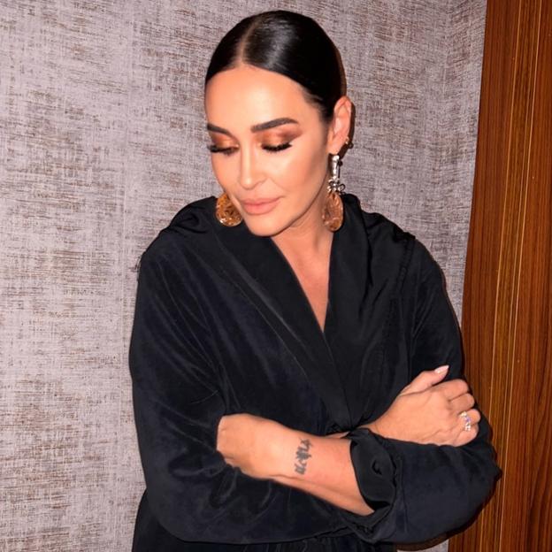 Las zapatillas blancas favoritas de Vicky Martín Berrocal que convierten un look negro en uno muy estiloso y cómodo