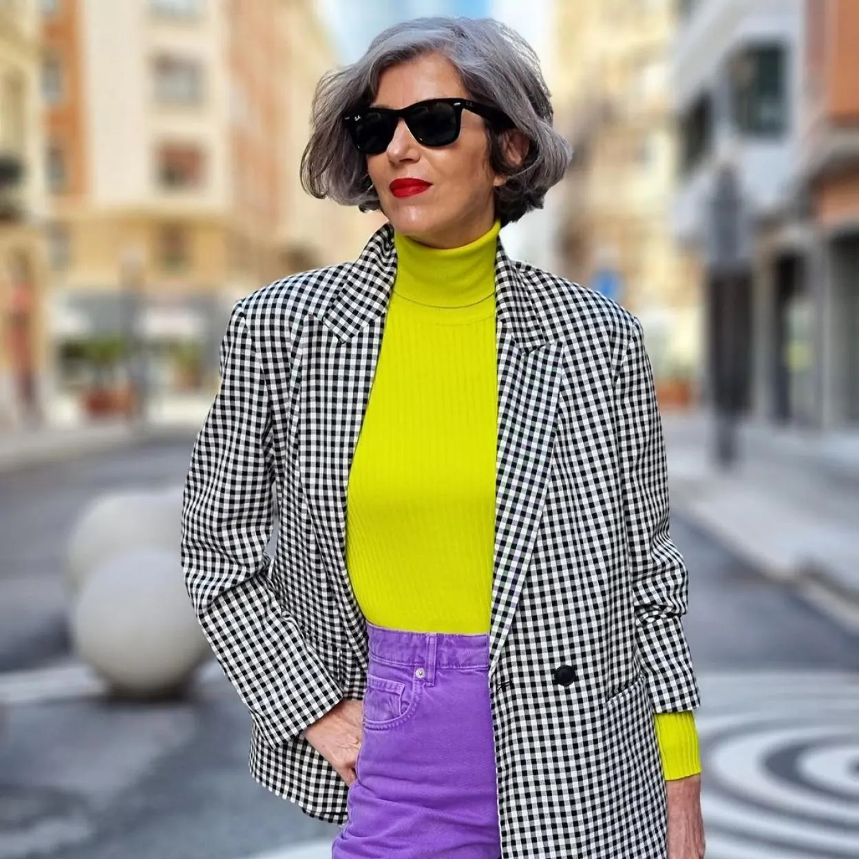 Ni verdes ni rosas, pantalones que rejuvenecen a los 50 son estos de morados que sientan de lujo y arrasan en Instagram | Mujer Hoy