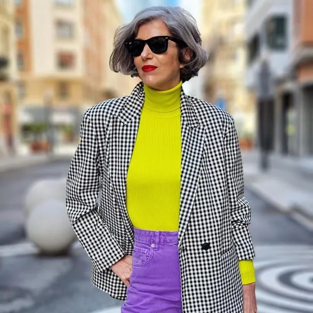 Ni verdes ni rosas, los pantalones que rejuvenecen a los 50 son estos de morados que sientan lujo y arrasan en Instagram | Mujer