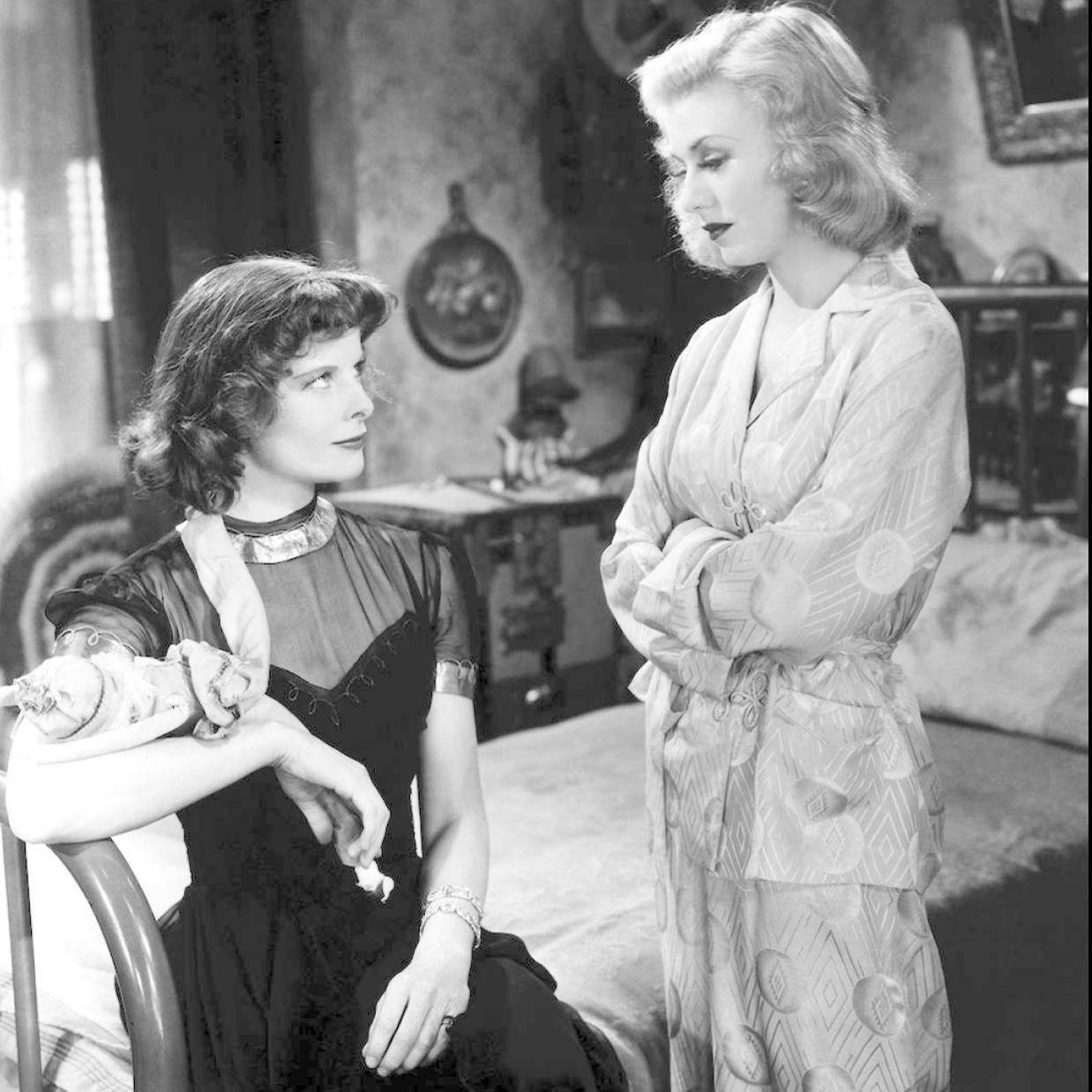 Katharine Hepburn y Ginger Rogers en Damas del teatro./Getty Images