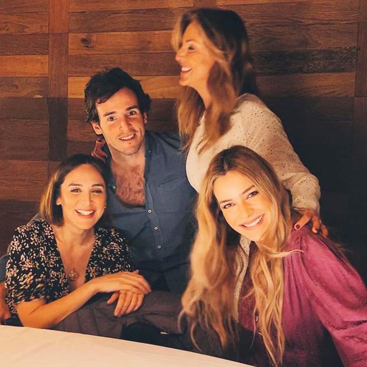 Tamara Falcó posa feliz junto a su novio, Íñigo Onieva, su suegra, Carolina Molas, y su cuñada, la actriz Alejandra Onieva./instagram