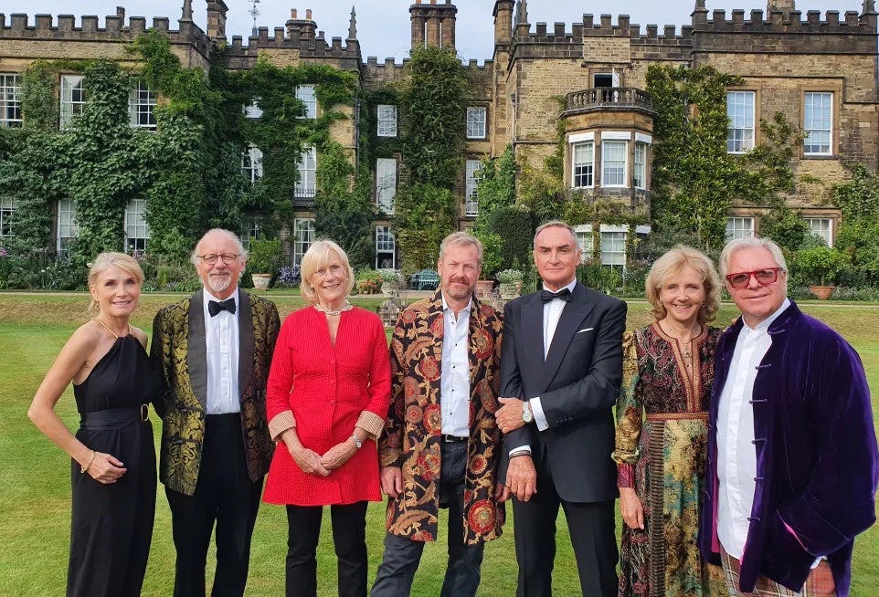 Lord Ivar Mountbatten (en el centro con su marido, James), rodeado de los demás protagonistas de Keeping up with the aristocrats, de ITV.