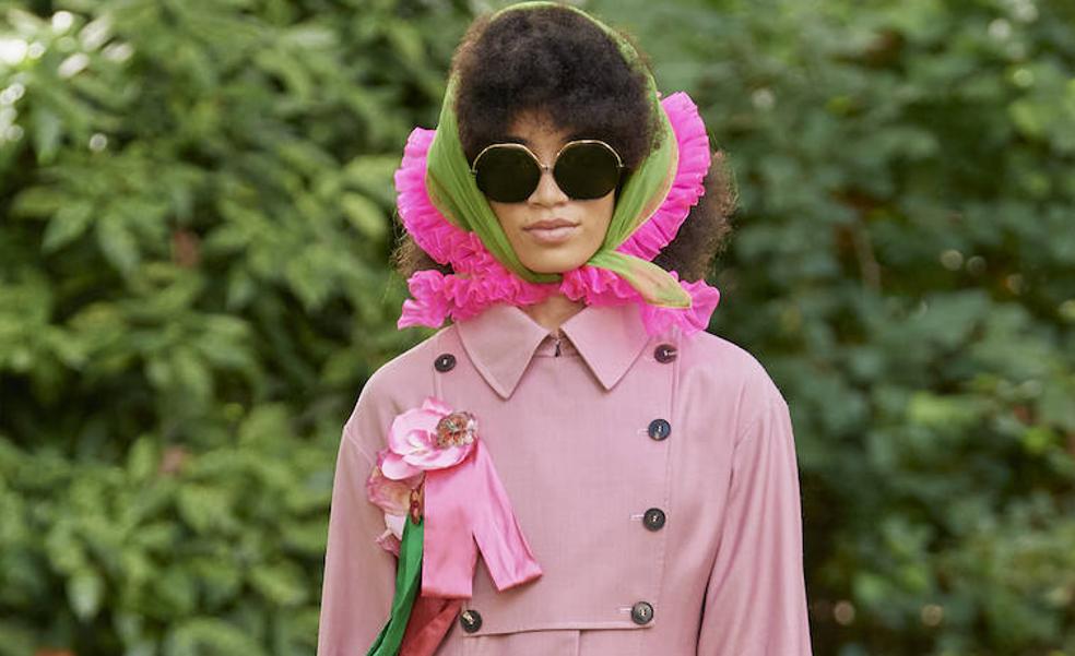 La gabardina que vas a llevar con todos tus looks de primavera y que confirma que el rosa es el color más rejuvenecedor