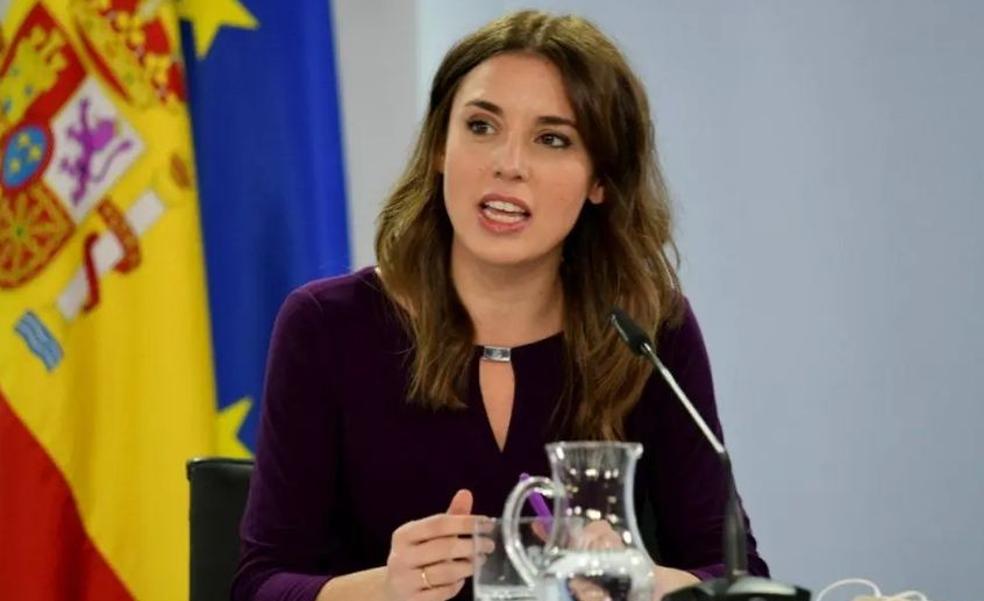 El elegantísimo look de Irene Montero es un conjunto de invitada made in Spain perfecto que puedes comprar en rebajas