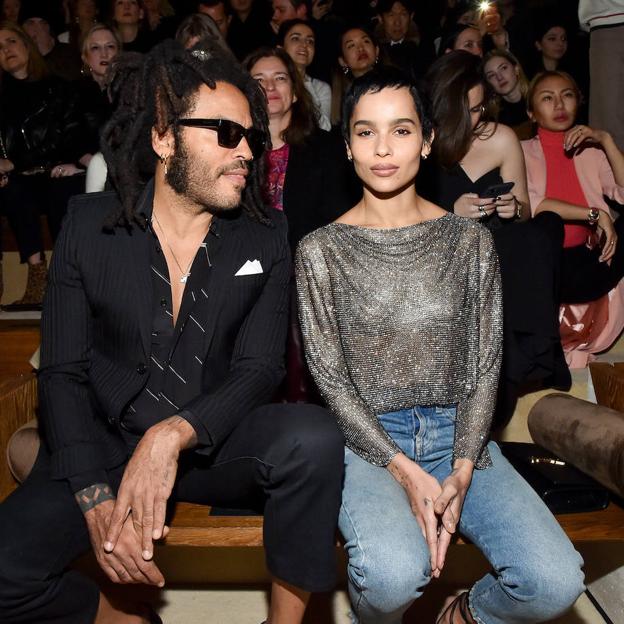 Zoë con su padre, el músico y actor Lenny Kravitz, en un desfile de Saint Laurent, en 2020.