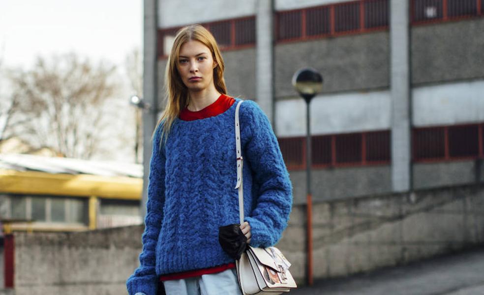 Pantalones blancos y jersey azul: el conjunto de influencer que querrás copiar cuando llegue el buen tiempo