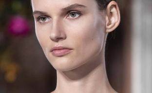 Consigue un efecto lifting real en cuello, escote y ovalo facial con esta crema que esculpe, reafirma y minimiza las arrugas verticales
