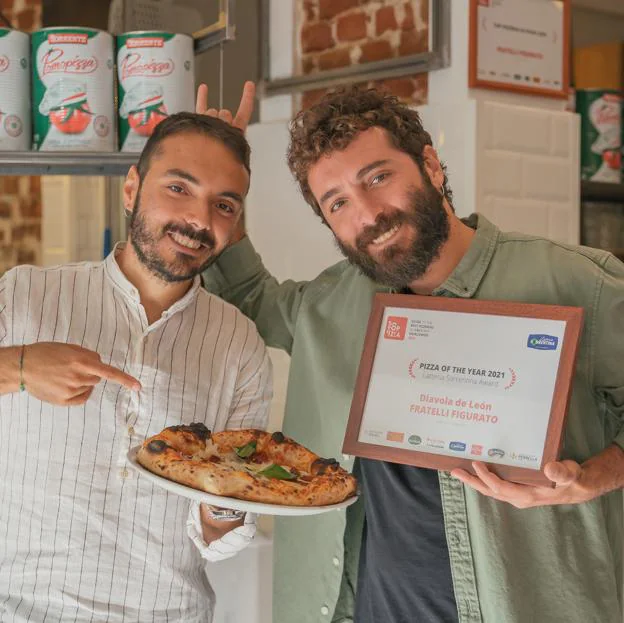 Los hermanos Figurato posan con la Diavola de León, la pizza ganadora del 50 top pizza de 2021. 
