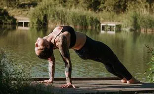 Ardha purvottanasana, la postura de yoga de la mesa inversa que aumenta la flexibilidad, consigue un vientre plano y mejora la autoestima