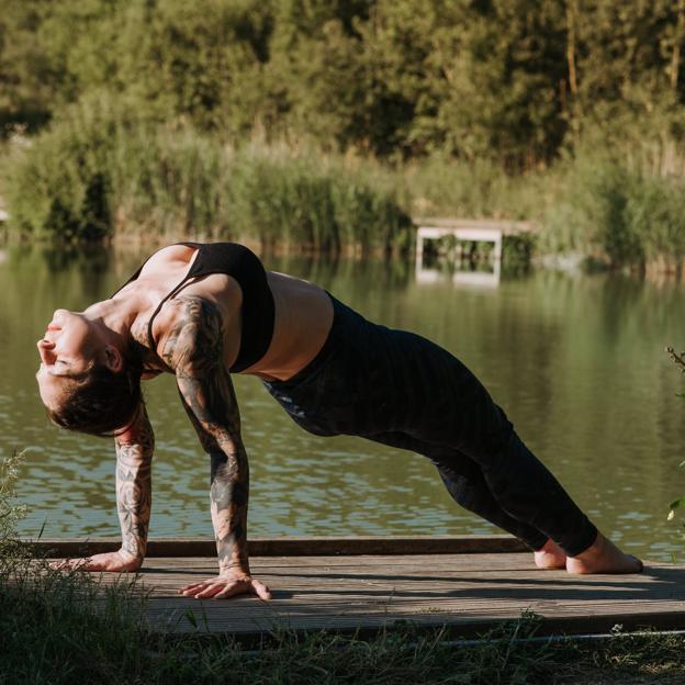 Ardha purvottanasana, la postura de yoga de la mesa inversa que aumenta la flexibilidad, consigue un vientre plano y mejora la autoestima