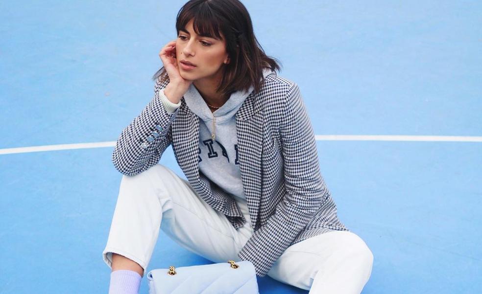 Blazer y sudadera, el look tendencia del entretiempo más bonito, cómodo y fácil de copiar que arrasa en Instagram