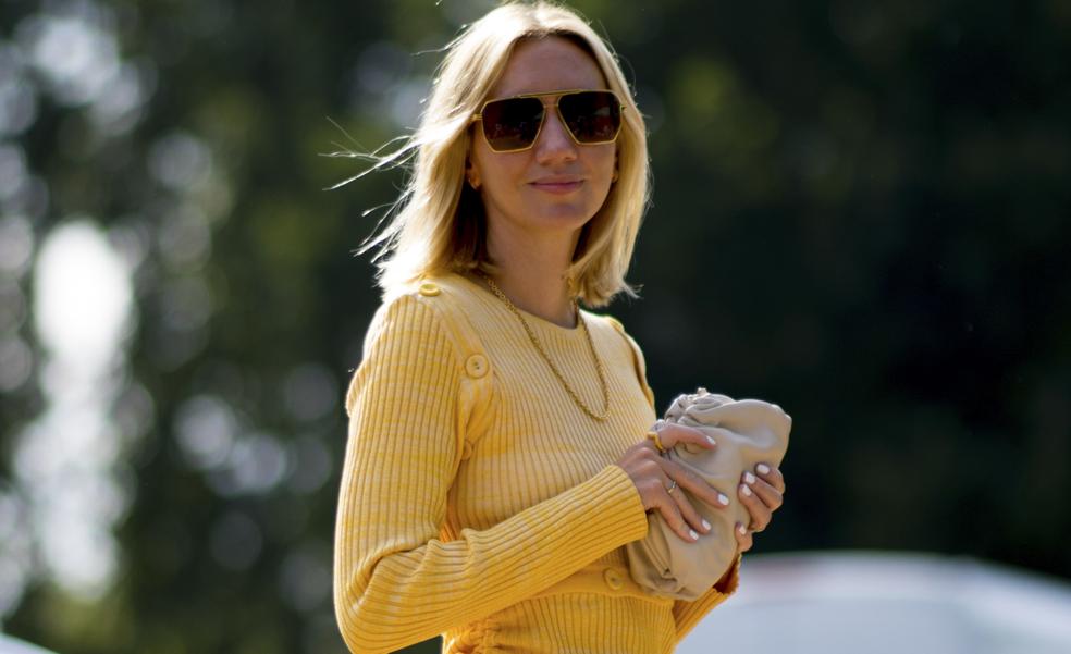 Este es el original jersey amarillo de Zara que arrasa entre las influencers y va a mejorar todos tus looks de primavera