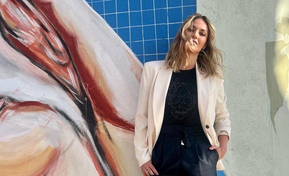 Helen Lindes tiene la blazer más versátil de la primavera (y tenemos tres alternativas low cost)