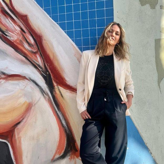 Helen Lindes tiene la blazer más versátil de la primavera (y tenemos tres alternativas low cost)