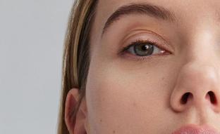 Este contorno de ojos con vitamina C va a arrasar porque combate las arrugas de la mirada sin irritar incluso en las pieles más sensibles