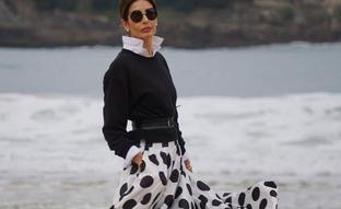 Este look con sudadera negra de Zara y falda de lunares made in Spain se lleva con botas altas, camisa blanca y te quita 10 años de encima