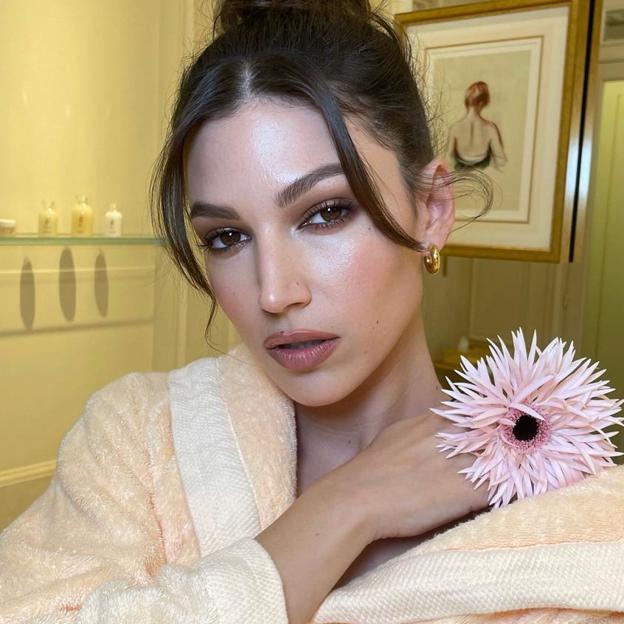 El truco de maquillaje antiedad favorito de las famosas: así tienes que aplicar la sombra para agrandar la mirada