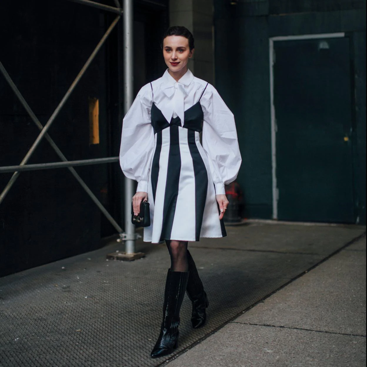 El vestido camisero que solo se vende online y confirma que una de las  tendencias más fuertes de la temporada van a ser las rayas blancas y negras  | Mujer Hoy