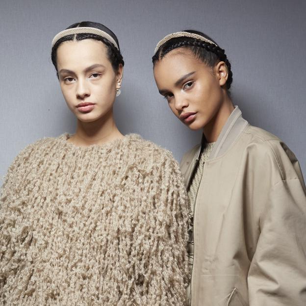 Abre la mirada, ilumina el contorno y levanta el párpado con el destello diferenciador de este maquillaje de ojos fácil visto en la pasarela