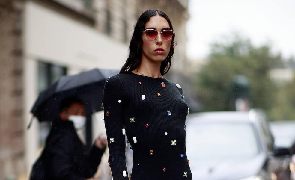 El vestido negro de Zara que triunfa en Instagram porque es elegante, muy cómodo y sienta bien en todas las tallas