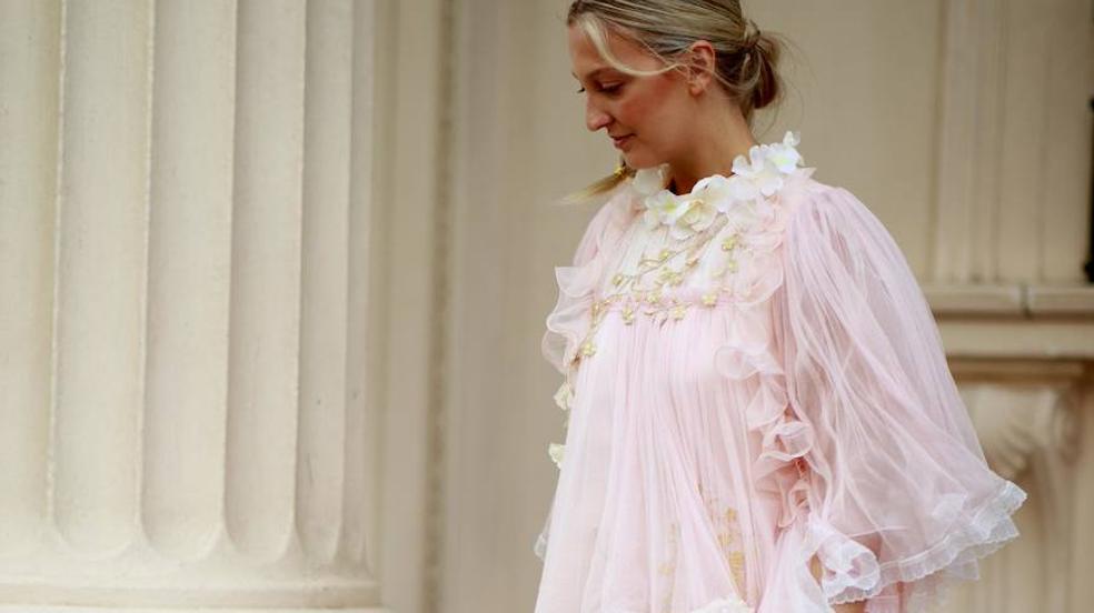 Camisetas, vestidos y pantalones: nuestros favoritos en rosa pastel, el color que más rejuvenece de la primavera